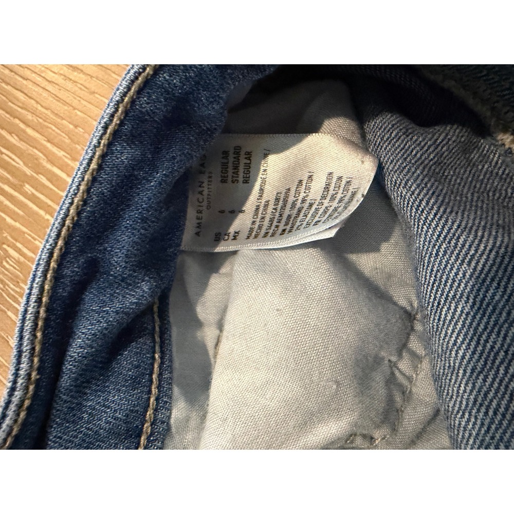 American Eagle Womens Sz 6 Mom Jeans Distressed Ripped Raw Hem Medium Wash Denim - Picture 8 of 8